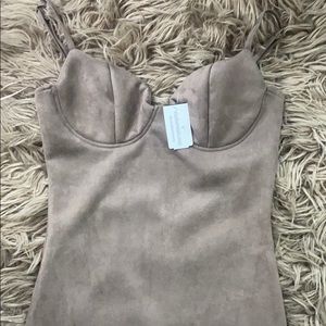 Fitted Windsor taupe dress.